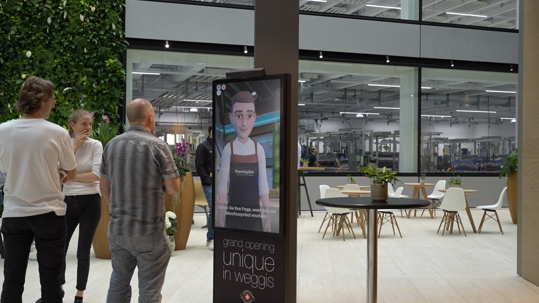 Figürlicher Empfangs-Avatar auf einer Stele im Foyer