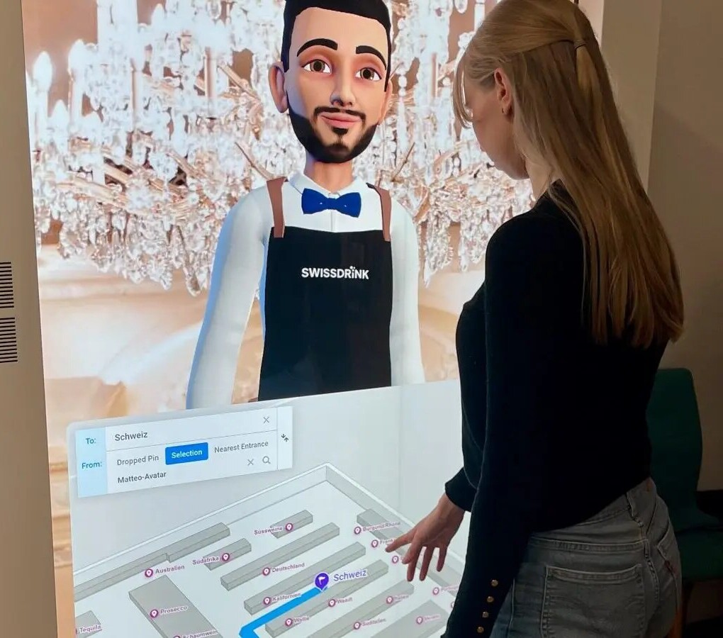 Charlotte führt Besucher mit interaktiver Indoor-Karte am Kiosk